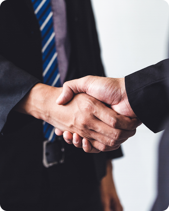 CEO 인사말 - 악수하는 모습